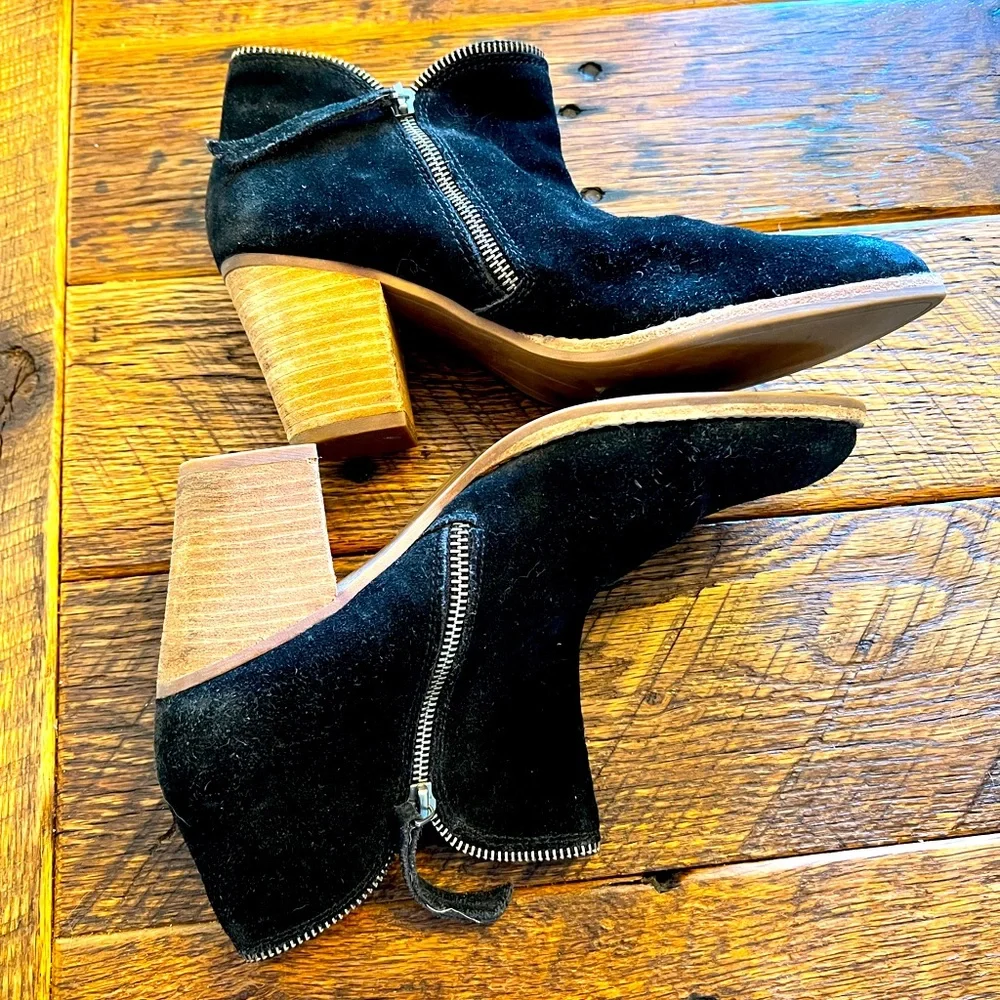 Cute booties with fun zipper detail!